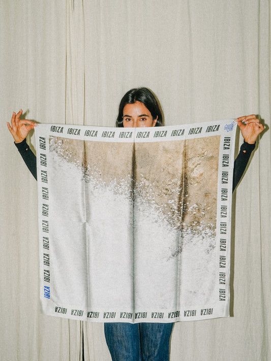 Foulard Ibiza – Grand format 90 × 90 cm