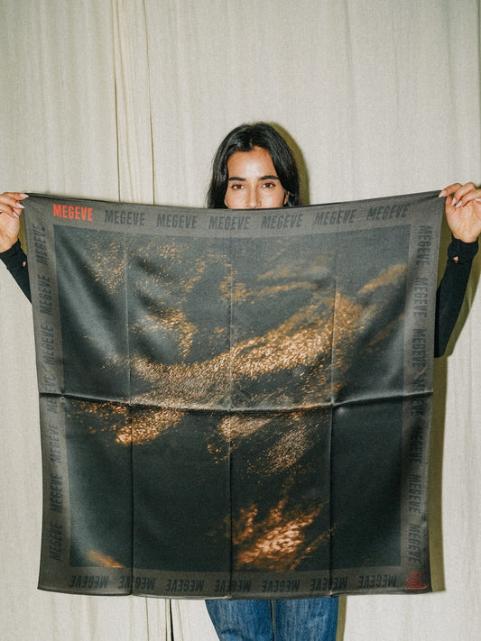 Foulard Megève – Grand format 90 × 90 cm