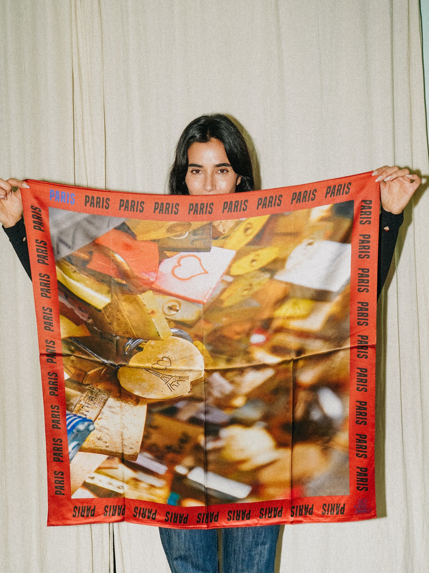 Foulard Paris Love – Grand format 90 × 90 cm