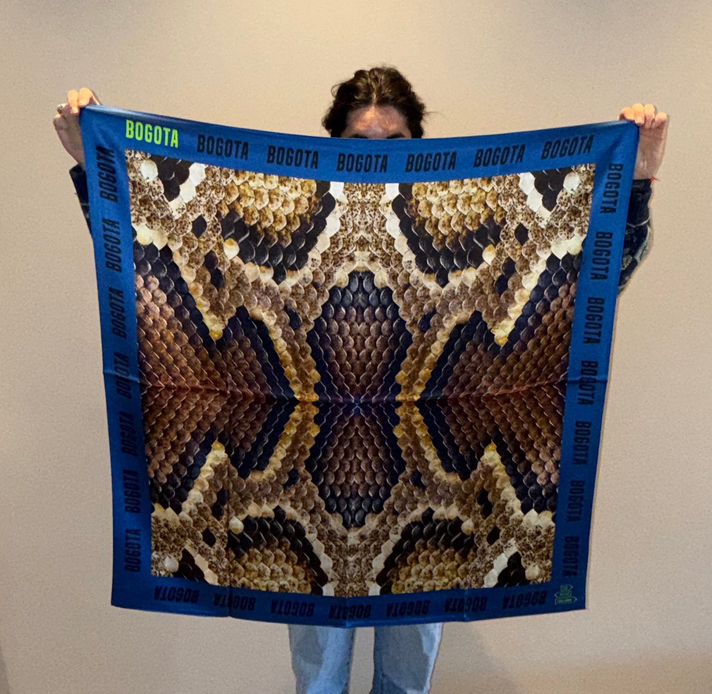 Foulard Bogota – Grand format 90 × 90 cm